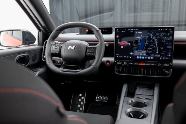 Версията Long Range има литиево-йонна батерия с 61 киловатчаса капацитет, която стига за цели 490 километра с едно зареждане. Но пък и мощността е намалена на 135 конски сили, а времето от 0 до 100 км/ч е 9.6 секунди. 
Още нещо, за което дизайнерите е трявало много да внимават, е аеродинамиката. Тази кола има коефициент на въздушно съпротивление 0.263, което е забележително за толкова къс автомобил (колкото по-къса е колата, толкова по-трудно е да се намали въздушното съпротивление). За сравнение актуалният VW Golf има 0.275. 
