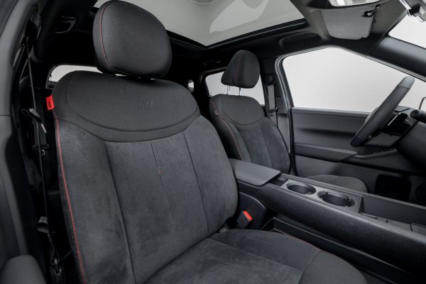 Интериорът също е продукт на новата вълна в дизайна на Hyundai - с материали и цветове, които според стилистите напомняли на природни пейзажи и на италианските мебели от 70-те години. Местата за вещи са много. Даже базовото ниво включва отопление на всички седалки и вентилация на предните, а в горното имате и аудиосистема от Bose. 
