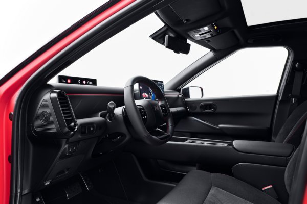 По-високо оборудваната версия получава 14,6-инчов екран на мултимедията, който още не можем да ви покажем в детайли, защото това е предпроизводствена версия и той всъщност още не работи. По-малката версия има малко по-малък екран плюс този за приборите, който замества напълно Head-Up дисплея. 
