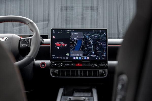 Самата информационна система се нарича Pleos и е базирана на Android Automotive, но ще я обсъждаме, след като я тестваме. Комплектът електронни помощници включва асистент за магистрала, асистент за дистанционно паркиране и още множество системи. 
