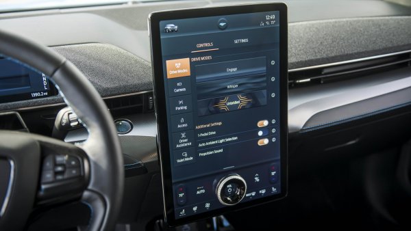 Нямаше как конкурента на Tesla от ford да не бъде представен с XXL екран. И в Mustang Mach-E дебютира 15,5-инчов портретно разположен монитор, който стоеше леко &bdquo;посаден&rdquo; в салона на електрическия кросоувър, подобно на самотен екран за полетна информация от някое летище.

От Ford все пак решиха да не бъдат толкова минималистични, отколкото в компанията на Мъск, като  в основата на монитора има вграден бутон за контрол на звука, а пред водача има малък, но полезен информационен дисплей с най-важните данни за водача.