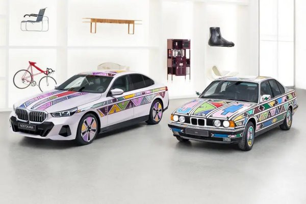 Завръщане към арт автомобила на южноафриканската художничка Естер Малангу от 1991, i5 Flow визуализира бъдещата технология за боядисване с електронно мастило на BMW. Той е в състояние да промени нюанса на панелите на каросерията в един момент, показвайки различен цвят, съобщение или, както тук, специална ливрея. Шефът на дизайна на BMW Адриан ван Хойдонк наскоро каза пред Autocar, че фирмата работи по подготовката на панелите за масово производство и че е възможно да видим завършена версия в рамките на „следващите две години“.
