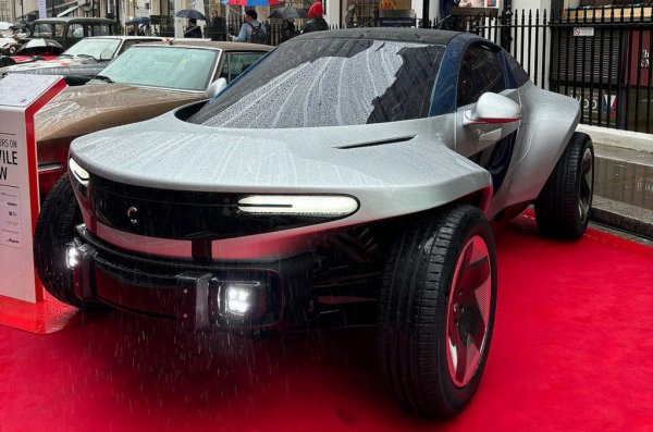 Първият сериен автомобил от компанията на бившия дизайнер на Jaguar Иън Калъм, Skye е електрически конкурент на Ariel Nomad с 247 к.с. Създателят му твърди, че е идеално балансиран между комфорт и спортно управление. 
