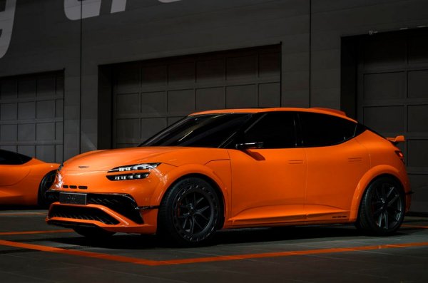 По-луксозен брат на нашумелия спортен SUV Hyundai Ioniq 5 N, GV60 Magma се предполага, че ще използва същия задвижващ механизъм с двоен електромотор с 641 к.с., но е настроен за по-"джентълменско" поведение на пътя. 
