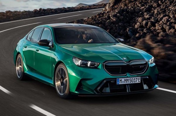 Новото M5 преминава от чист бензин към плъг-ин хибридна мощност, съчетавайки 4,4-литров V8 с двоен турбокомпресор и монтиран на скоростната кутия електрически мотор за комбинирана мощност от 717 конски сили. 
