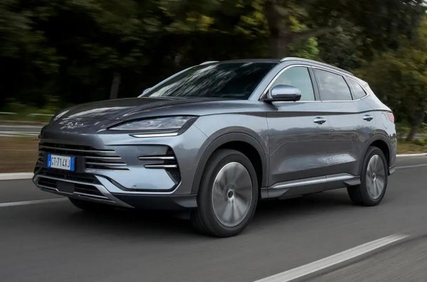 Експанзията на китайската фирма BYD в Обединеното кралство продължава със Seal U, плъг-ин хибриден SUV, който обещава финес и икономичност. Той ще бъде показан заедно с луксозния SUV U8 на братската марка Yangwang.
