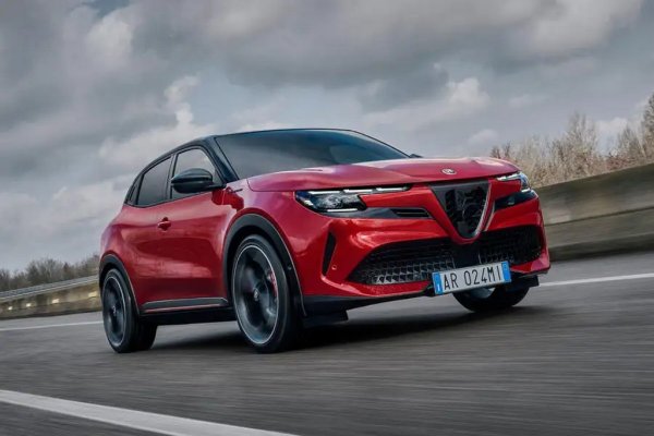 Първият мейнстрийм електромобил на Alfa Romeo е Junior (макар че оригинално се казваше Milano, преди възмущението на италианската публика от факта, че се прави в Полша, да доведе до преименуването). Това е малък кросоувър, който бе представен с доста дръзкото обещание да бъде най-добрата кола за каране в своя клас.
Началното ниво дава 154 к.с., докато най-високото Junior Veloce получава 278 к.с. Има и 1,2-литров бензино-електрически вариант със 134 к.с.
