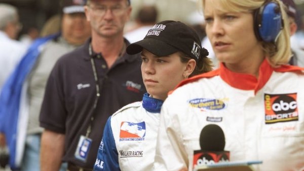 Сара Фишър е родена в Охайо през 1980 година, като още в детската си възраст се насочва към състезанията. Няма как да бъде другояче, защото нейният баща е механик, а освен това участва и в състезания с картинг. Когато Сара е на 4 години, получава от баща си специално направен за нея миниатюрен автомобил с мощност 4 к.с.

На 8 години тя вече се занимава с картинг, а на 11 печели националния шампионат. Следват още 3 победи в същото първенство, за да се стигне до участие в състезанията по издръжливост на големи овали. 