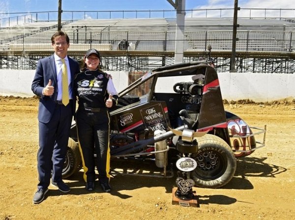 През 1999 година Сара завършва училище и постъпва в университет, но получава предложение да тества болид от сериите "Индикар", които по това време все още се казват Indy Racing League.

През същата година Фишър става най-младото момиче, участвало в сериите, а на следващата получава същият статус и в легендарното "500 мили на Индианаполис". В осмото си състезание Сара завършва трета, а след това става и първата жена, спечелила пол-позишън в старт от шампионата. Три години поред печели и титлата "Пилот на сезона".