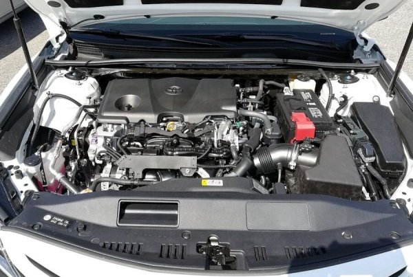 Агрегатът M20A влезе в производство през 2018 и бързо намери място в повечето модели на Toyota в сегментите C и D. Това означава, че все повече екземпляри с пробег над 100 000 км се появяват на вторичния пазар и вече можете да видите как двигателят се справя с течение на времето.

Двигателят M20A е атмосферен бензинов агрегат с обем 1986 cm&sup3;. Конструкцията е изцяло изработена от алуминий, което означава ниско тегло от малко над 98 килограма. Максималната мощност е от 170 до 178 к.с., в зависимост от версията, а въртящият момент достига 200-210 Нм.

Toyota е използвала няколко съвременни решения в този двигател. Впръскването на гориво комбинира директно и индиректно впръскване, което трябва да осигури по-добро горене и по-ниски емисии. Системата за променливо време на клапаните VVT-iE на всмукателния вал се задвижва електрически, докато VVT-i на изпускателния вал е хидравлично. Синхронизацията се задвижва от верига, а двигателят изисква 4.3 литра масло с вискозитет 0W-20.