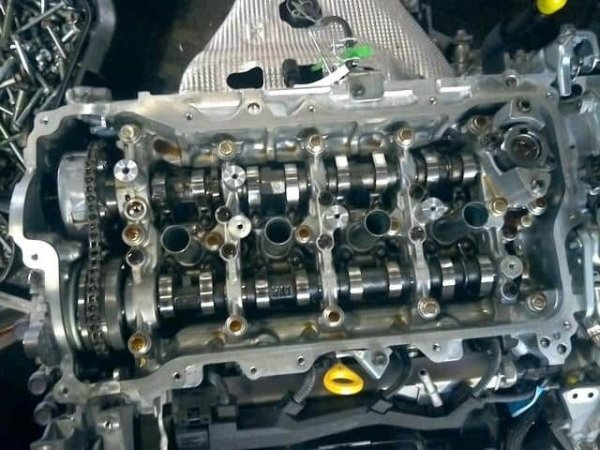 Това е проблем, който Toyota официално е признала и дори е издала специални сервизни ръководства за него. Топлообменникът на системата за рециркулация на изгорелите газове може да се повреди, особено при чести температурни колебания или използване на нискокачествен охладител. Когато радиаторът започне да тече, течността навлиза в горивната камера.

Симптомите включват бял дим от ауспуха, намаляващо ниво на охладителна течност в разширителния резервоар и неравномерна работа на двигателя. В екстремни случаи буталата могат да бъдат повредени. В някои държави Toyota заменя радиатора по гаранция, дори когато срокът му е изтекъл официално.

Друг проблем е запушеният EGR клапан. Натрупването на сажди и маслена пара кара клапанът да започне да засяда. Ефектите са влошаване на динамиката, по-висок разход на гориво и светеща светлина на двигателя с кодове за грешки P0401, P0402 или P0405. Ремонтът включва почистване или смяна на клапана. За съжаление, достъпът до този елемент е труден, особено при автомобили с предно предаване, което води до по-високи разходи за труд.