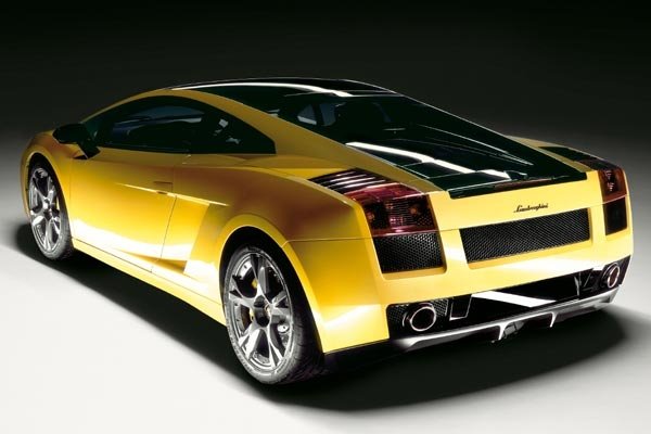 Под лакирания в черно капак се крият 520 к.с., които ускоряват Lamborghini Gallardo SE за 4.0 сек. до 100 км\ч