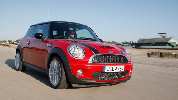 Години на производство - 2006&ndash;2013

Среден пробег до сериозен ремонт - 200 000 км

Дори зад волана на базово Mini е интересно. А ако говорим за модификацията John Cooper Works с турбо двигател с мощност от 211 конски сили, забавлението се увеличава многократно. Издръжливите спирачки също играят роля за това. JCW използва четирибутални апарати с 316 мм напречно пробити дискове отпред и 280 мм отзад.
