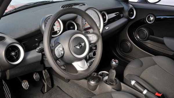 Животът на компонентите на спирачната система е впечатляващ. Дори за шофьори, които изгарят накладки след 10 000 - 15 000 километра, оригиналните дискове издържат три или четири смени. Има повреди, свързани с износване на уплътнения и тръби, но те се срещат само в най-старите и неподдържани екземпляри.
