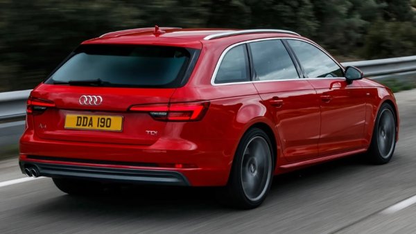 Интериорът на A4 Avant е завършен по много висок стандарт, като материалите, използвани в цялото купе, са със забележимо високо качество. Сензорният екран на информационно-развлекателната система е лесен за използване, докато предните седалки имат няколко опции за регулиране. Задните седалки също са много удобни, предлагайки достатъчно място за главата и краката. 
В кабината има много полезни места за съхранение. Багажникът е повече от приличен: получавате 495 литра или 1495 литра със сгънати плоски, което е почти идентично с BMW.