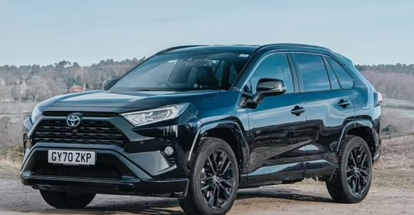 Повече от девет от всеки десет RAV4, взети миналата година, са от текущото поколение автомобили (на снимката), продавано от 2019 година.  Подобно на споменатите по-горе модели, той съществува от десетилетия на британсксия пазар. Това означава, че в Обединеното кралство има много японски изкушения, които да бъдат търсени от престъпниците. Все пак 93 процента от изчезналите автомобили са последното поколения на RAV4.
