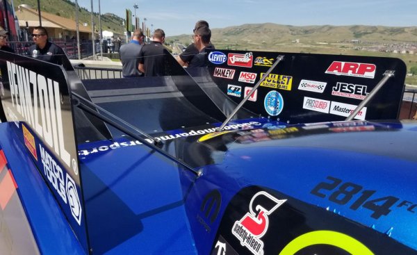 Корпусът на този Funny Car е изцяло изработен от въглероден композит и оформен така, че да създава максималната възможна сила на притискане с минимално аеродинамично съпротивление. Постепенно се стеснява назад и преминава в огромен заден спойлер. 
Когато се движи, колата създава близо 3.7 тона притискаща сила, от които окоро 450 кг идват само от насочените леко нагоре ауспуси - потокът на отработилите газове е толкова мощен, че притиска машината надолу. 
