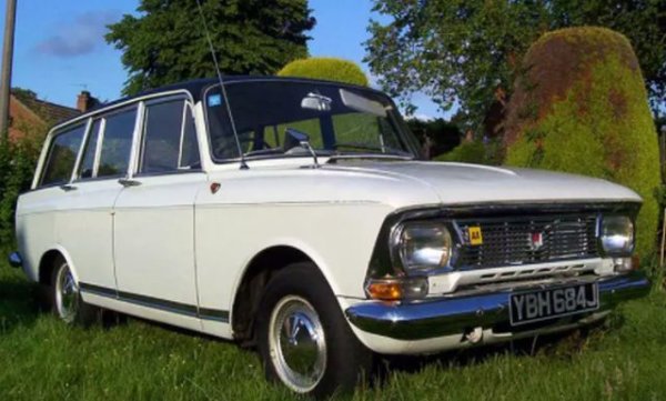 В началото на 90-те години Москвич-412 и неговите модификации се продават доста добре във Великобритания, където автомобилите са ценени заради добрата динамика, нелош комфорт и най-вече - заради ниската им цена. Модификациите с десен волан (на снимката е 427) се правят в завода в Москва, докато във Великобритания се нанасят само козметични промени. Топ-версиите се предлагат с покриви в черен цвят, каквато е модата по това време.