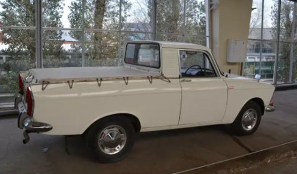 Заводът в Москва никога не е произвеждал серийни пикапи, но създава такива машини за собствени нужди и те се използват само на територията на предприятието, както и в други фабрики. Тази модификация обаче е харесана от британците, които самия я превръщат в пикап с платнище над товарното отделение.