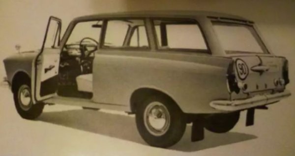 Във Финландия също харесват товарния вариант, но подхождат по друг начин към него и го превръщат в комби с три врати. Появата на подобна модификация се обяснява с по-ниските данъци за такива автомобили в страната. В скандинавската държава тези машини се продават заедно с петвратите комбита Москвич-426 и Москвич-427.