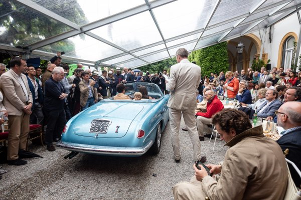 1900 e първият модел на Alfa, произвеждан изцяло на поточна линия, а също и първият, предлаган с ляв волан. За сметка на това има десетки версии според това кой е изработил купето. Тази La Fleche (Светкавицата), дело на Vignale, е възможно най-рядката: произведена е една-единствена бройка, днес собственост на големия колекционер Корадо Лопресто. 