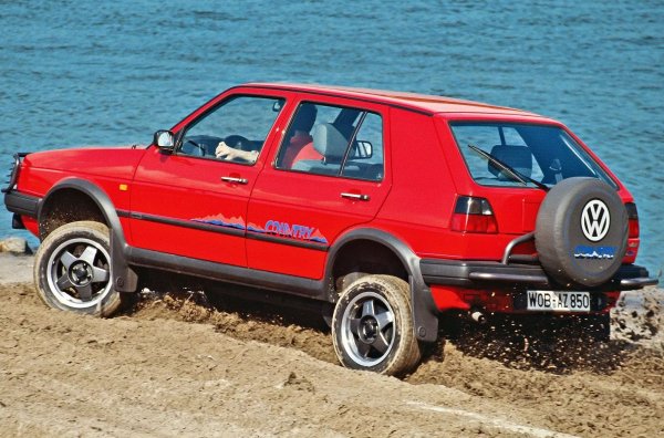 В Country го превръща набор от 438 части, който включва окачване с по-дълъг ход, увеличаваща просвета до доста сериозните 210 мм, защитата на картера на двигателя, ролбара и резервата гума отзад. Тиражът на Golf Country е скромен - само 7735 бройки излязоха на пътя, включително 500 с хромирани елементи и 15-инчови джанти с по-широки гуми с размери 205/60 R 15. За допълнителен лукс тези автомобили имаха и кожен салон.