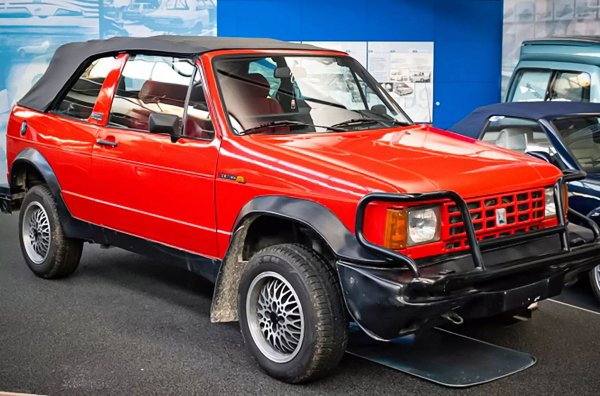 Историята с Golf Country взима много неочаквано развитие в ... Италия. През 1990 г., десетилетия преди въвеждането на крос-кабриолети от типа на Nissan Murano CrossCabriolet и Range Rover Evoque Convertible компанията ACM Automobili създава кабриолета Biagini Passo с увеличен просвет. А какво ляга в основата му? Точно така - Golf Country с 1,8-литров бензинов двигател и задвижване на всички колела.