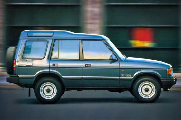 Марката Honda прави толкова странна стъпка заради собствената си мудност. Когато Toyota, Nissan и Mitsubishi, да не говорим за европейските и американските марки, отдавна си поделят пазара на всъдеходите, марката изведнъж се сепва и решава да запълни празнината в гамата си с бадж-инженерингови автомобили. В Европа това беше Passport, префасониран Isuzu Rodeo, както и Isuzu Trooper, който променя името си на Acura SLX. Що се отнася до Crossroad, това е първата и единствена Honda с V8 двигател.
