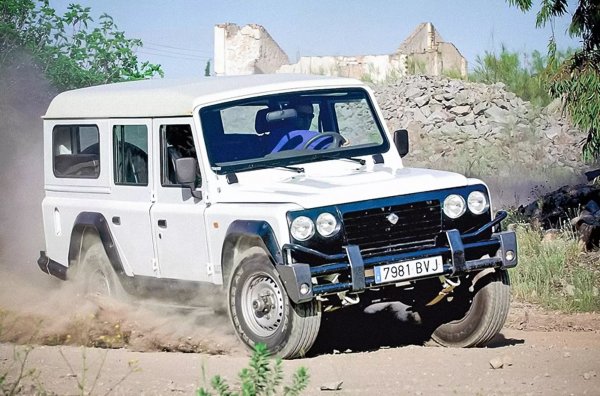 Испанската марка Santana Motor, която отплава по реката на историята през 2011 г., първоначално прави Land Rover от комплекти CKD, а по-късно започва и да променя британския SUV. Последното й творение е всъдеходът PS-10 (известен още като Anibal), който навремето се търси в Европа и Африка. С известна външна прилика с Defender, той не копира прочутия всъдеход, а е доста по-простичък. Спартански до основи, PS-10 е представен през 2002 г. и се произвежда до закриването на Santana Motor. В допълнение към комбито с пет врати се предлага и пикап с две.