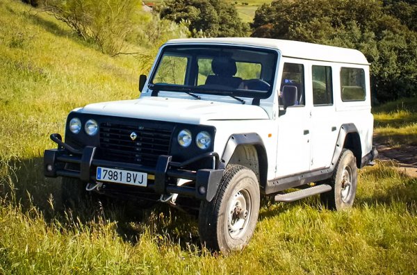 За разлика от Land Rover, който преминава на пружинно окачване още през 80-те години, Santana използва листови ресори отпред и отзад. Задвижването на четирите колела не е постоянно. Оборудването е възможно най-просто, въпреки че PS-10 предлага волан с хидравлика и климатик срещу допълнително заплащане. Двигателят е 2,8-литров турбодизел Iveco.