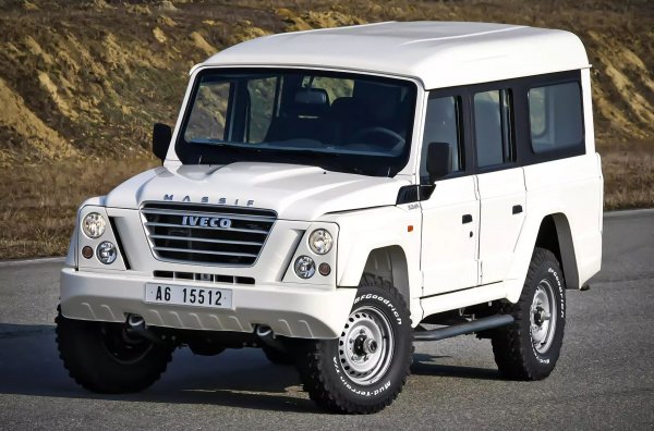 Представете си само - италианските Iveco не са само търговски превозни средства и тежкотоварни камиони, но и всъдеходът Massif. Той също прилича на Land Rover Defender, тъй като е ... префасониран Santana PS-10. Моделът се произвежда от 2007 г. до 2011 г. на съоръженията на Santana Motor, като се отличава от по-простия си колега по дизайна на каросерията, пръст в който има легендарният Джорджето Джуджаро.