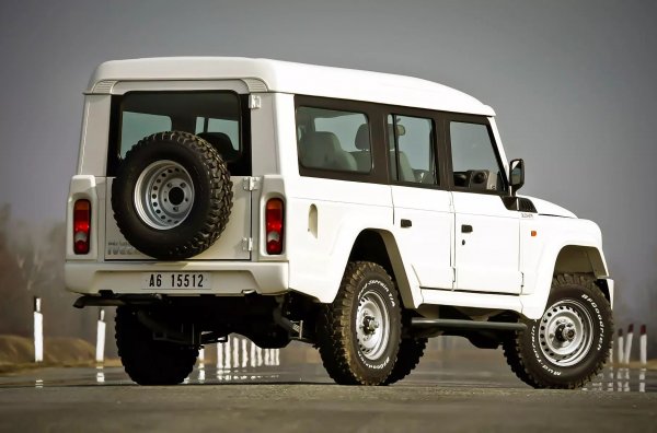 "Испанският италианец" е оборудван с 3,0-литров турбодизелов двигател Iveco (150 коня и 350 Нм, 176 коня и 400 Нм), сдвоени с шестстепенна ръчна скоростна кутия и задвижване на всички колела с недиференциална връзка на предния мост и понижаващи предавки. Според британското издание Autocar годишно са произвеждани около 4500 бройки от модела в каросерия комби със 7 места, и пикапи. Ако искате да видите Massif на живо, отидете в Алпите - извън тях е доста трудно да срещнете този SUV.