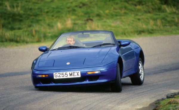 Роудстърът Lotus Elan M100 (1989-1995 г.) е създаден съвместно с General Motors, като става най-скъпата разработка в историята на британската компания с вложените в него 55 млн. долара. Идеята е това да бъде масов автомобил на достъпна цена, който да донесе сериозна печалба на британския производител. Моделът получи 1,6-литрови атмосферни и турбомотори Isuzu, които се съчетават с механична скоростна кутия на същата фирма.

Само, че този Elan има нетипичното за Lotus предно предаване, което "убива" най-големите предимства на марката. Британците се усещат и през 1995 г. спират Elan M100, като го заменят с модела Elise, който вече е с "правилното" задно задвижване.