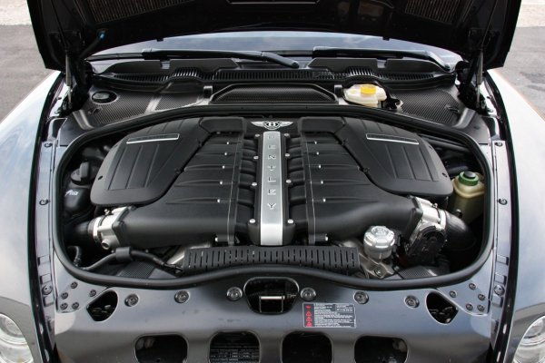 Спирачните дискове са изработени от карбон и керамика. 