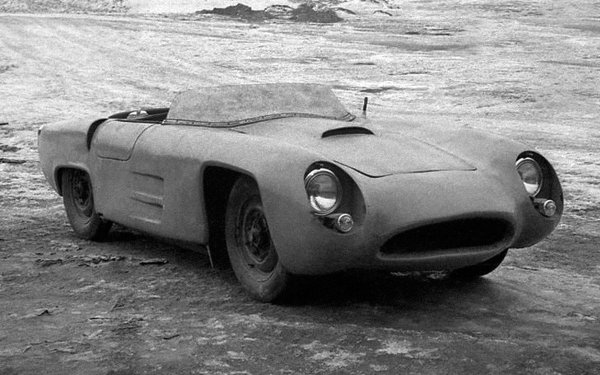 През 1957 г. в завода на МАЗ служителите на конструкторския отдел в цеха за експериментални автомобили решават да построят спортна кола за участие в пистови състезания. Дизайнът на двувратата машина, наречена МАЗ-1500, силно наподобявал този на Mercedes 300SLR от 1955 година.