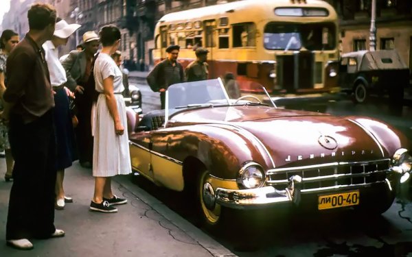 "Ленинград" се превърнал в един от най-красивите съветски спортни автомобили. Гигантският роудстър, базиран на ГАЗ-12, е построен от инженера-любител Аркадий Бабич, на когото отнело три години за да построи интересната машина. За задвижването се грижел 3,5-литров двигател с мощност 90 к.с. Максималната скорост била 130 км/ч.