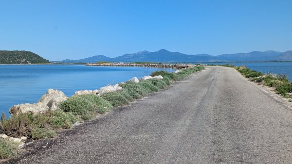 Понеже Амвракийският залив е почти плътно затворен откъм открито море, а и водите му са доста плитки, по този път може да се пътува спокойно през цялата година, освен при силни бури
