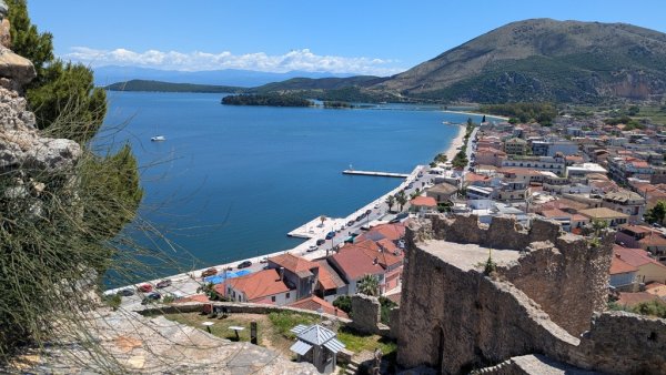 Самата крепост е построена от венецианците, за да охранява влизането на търговските им кораби в залива
