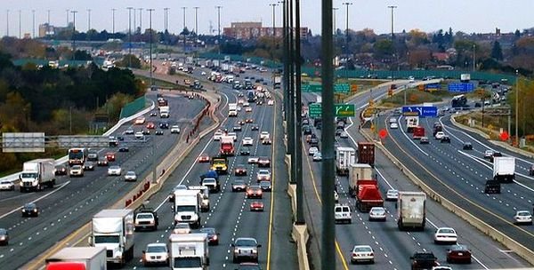 Основните претенденти за това звание са път №401 в провинция в канадската провинция  Онтарио и шосето Кейти, което е част от магистралата Interstate 10 в американския щат Тексас и свърза Хюстън и малкото градче Кейти. 

Шосе № 401, известно още като Macdonald-Cartier Freeway, се простира между Уиндзор и Квебек, като се състои от 22 платна - 18 основни и 3 резервни. Това е и най-натовареният път в Северна Америка, като ежедневно по него преминават 400 000 превозни средства.

Шосето Кейти всъщност е магистрала, която разполага с 26 платна, но основните от тях са само 12. От всяка страна има и 4 допълнителни пътя, както и по 3 управляеми полоси. Последните за транспорт с големи габарити и за превозни средства с двама и повече пътници.
