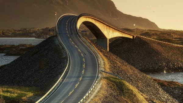Западният участък на норвежкия Atlantic Road (Атлантическия път) свързва континента с острова Аверо, като преминава през моста Сторсейсундет. Той всъщност е най-дългият от осемте моста, които са част от магистрала. Дължината му е 260 метра, но не това е най-важното.

На места пътят представлява вираж, от който може да ви се завие свят. Отстрани погледнат мостът повече прилича на атракцион от Дисниленд, отколкото на пътно съоръжение. Заради това е получил и името си - "Пияният мост".
