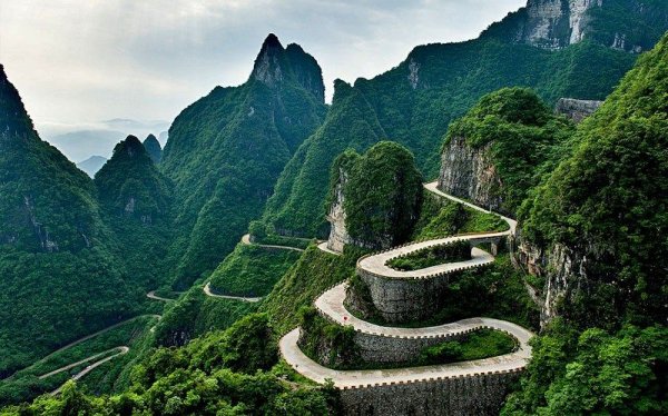 Пътят от китайския граад Чжанцадзе към планината Тянънмън е известен като Big Gate Road, но мнозина го наричат "Пътят към небето". Най-ниската му точка се намира на 200 метра надморска височина, а най-високата - на 1300 метра. По пътя към пещерата най-горе трябва да се изминат 99 завоя. Изкачването може да стане и пеша, като тогава трябва да се преодолеят 999 стъпала.
