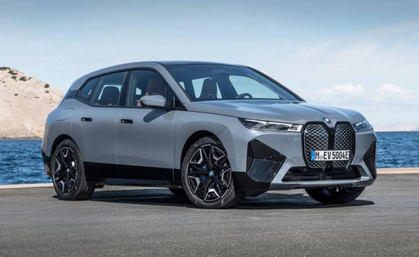 Новият електрически флагман на BMW бързо си спечели почитатели в България, при това дори повече, отколкото показва числото горе. Освен 36-те официално регистрирани нови iX, през миналата година МВР е включило в регистъра си и 27 "употребявани", които на практика са на не повече от 9 месеца. 
