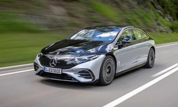 "Електрическата S-класа" е най-успешният модел на ток на Mercedes в България, което едва ли е изненада при особената структура на пазара у нас. Шест от бройките са от върховата AMG версия. 
