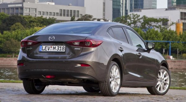 Ключова характеристика на Skyactiv-Drive е хидротрансформаторът с разширен обхват на блокиране, който се задейства още при ниски скорости. Това намалява загубите на мощност и подобрява реакцията при подаване на газ, като същевременно запазва плавността, характерна за конвенционалните автоматични трансмисии. Въпреки това, при тези условия механизмът за блокиране е подложен на големи натоварвания.

Агресивното потегляне ускорява износването на фрикционното покритие на съединителя за блокиране в хидротрансформатора; отделените частици замърсяват маслото и могат да попречат на работата на соленоидите в хидравличния блок, което води до груба смяна на предавките. Възможно е и износване на лагерите при голям пробег или тежки условия на експлоатация.