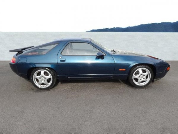 През 1987 година 928 постига скорост от над 290 км/ч на овала в Нардо, което за известно време го прави най-бързия сериен автомобил с атмосферен V8 двигател.
С максимална скорост от 235 км/ч, 928 е и най-бързият сериен автомобил на пазара в Щатите за 1983 година.
