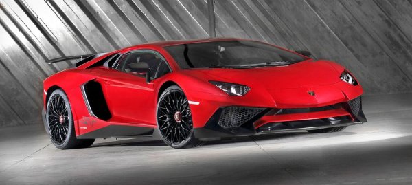 На 7-о място сред най-мощните модели с атмосферен двигател е версията Super Veloce на суперколата Lamborghini Aventador. Нейният 6,5-литров V12 развива 700 к.с. и 690 Нм въртящ момент, като ускорението от 0 до 100 км/ч отнема 2,9 секунди, а максималната скорост е 350 км/ч.