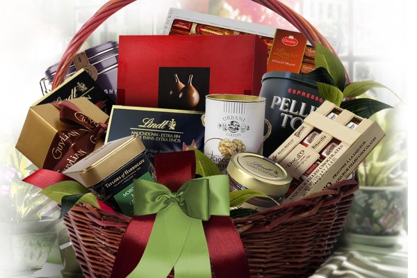 Репортерите и конкурентите правят всичко, за да стигнат до тайните на успешните компании, сред които е и Lamborghini. Техният арсенал от средства включва вечери в луксозни ресторанти, скъпи подаръци или екзотични услуги. Именно поради тази причина Lamborghini насърчава своите служители да отхвърлят подобни оферти и подаръци от тези, които може да имат професионален интерес от това.
