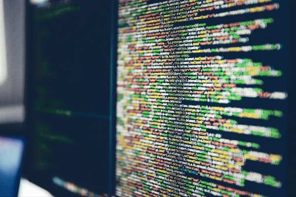 На пръв поглед това изискване е насочено към поддържане на производителността на работниците, тоест да не се разсейват и да губят време. Всъщност обаче става дума за киберсигурност. В Lamborghini разбират, че много хора искат да откраднат информация, която служителите имат. Тъй като това може да се постигне по много начини, включително хакване на компютри чрез връзки и имейли, те инструктират своите сътрудници да използват само корпоративна поща на работни компютри и да не отварят подозрителни имейли.