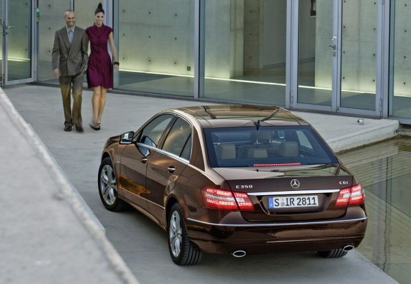 Въпреки това, има нещо, което трябва да се провери преди покупка &ndash; това е гредата на задното шаси (т.нар. "задна шейна"). Дефект в фабричната корозионна защита доведе до появата на ръжда под защитното покритие, която не е видима на пръв поглед. Mercedes замени този елемент безплатно като част от сервизна кампания.