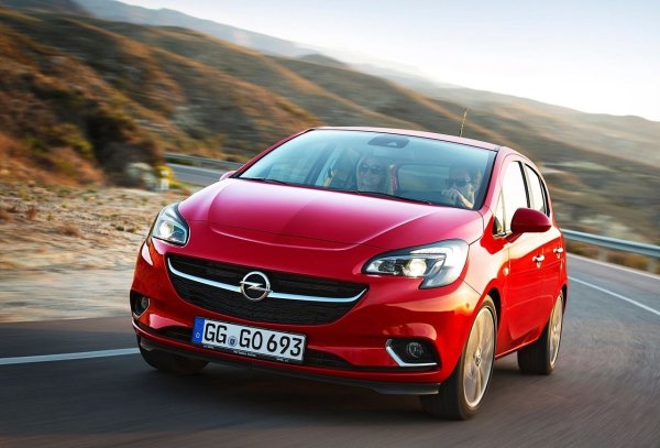 Буквата E в името не означава електрическата версия &ndash; Opel използва азбуката, за да обозначи следващите поколения, така че Corsa E е модел, произведен в периода 2014-2019, наследник на поколението D и предшественик на поколението F.